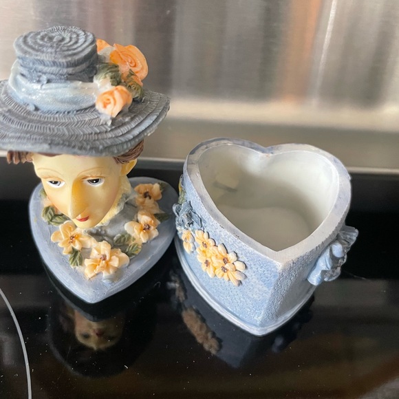 Vintage 1970s Victorian Lady Ring Box Figural Trinket Box - Picture 3 of 4